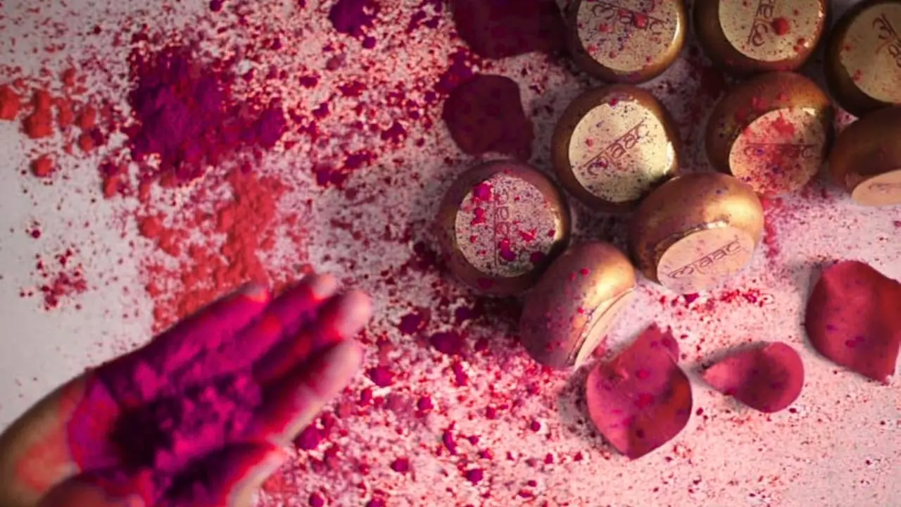 DYK About Gulaal Gota, 400-Year-Old Royal Holi Ritual Of Jaipur Is Now Going Viral Across The Internet Gulaal Gota