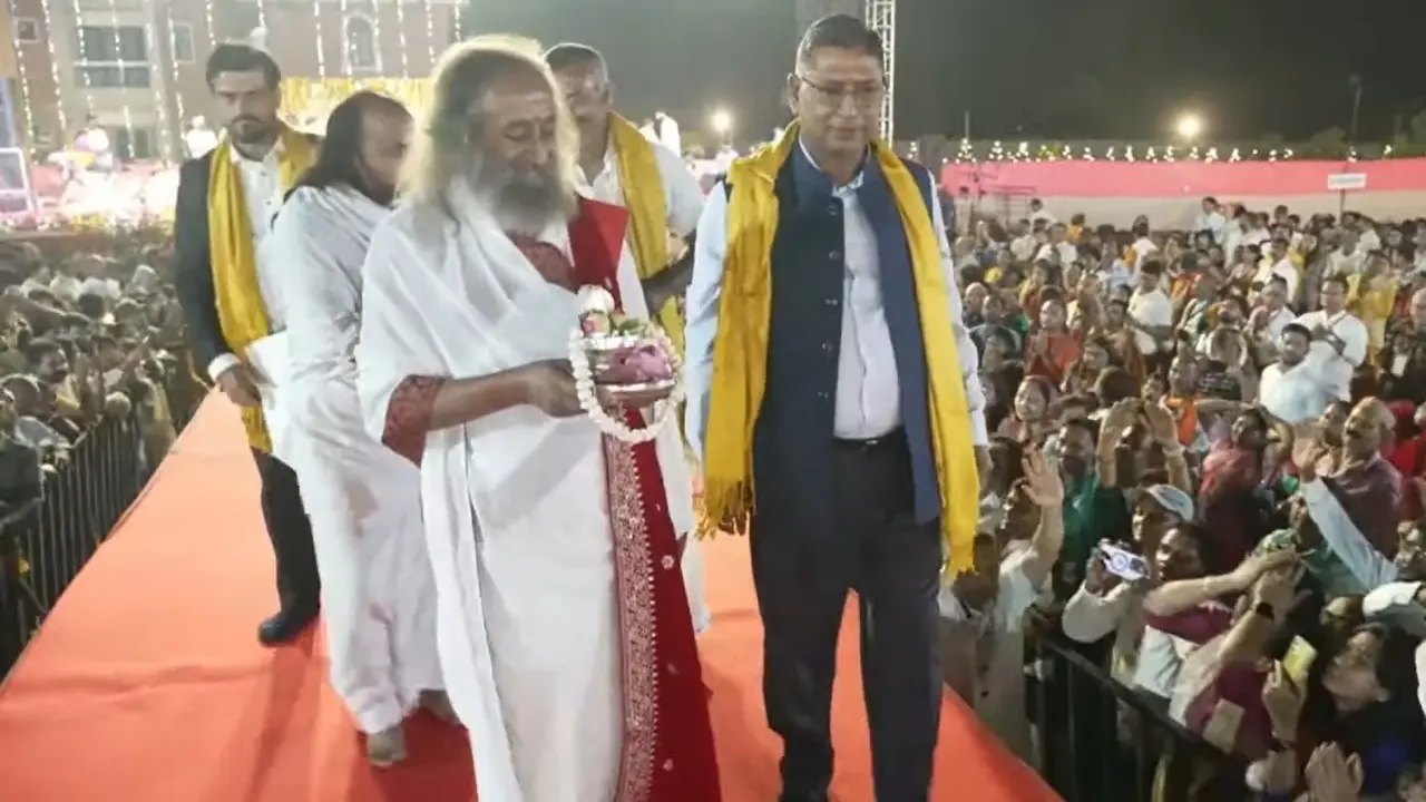 Gurudev Sri Sri Ravi Shankar Unveils Sacred Somnath Jyotirlinga Relics in Bihar, Receives Grand Welcome Gurudev Sri Sri Ravi Shankar Unveils Sacred Somnath Jyotirlinga Relics in Bihar, Receives Grand Welcome