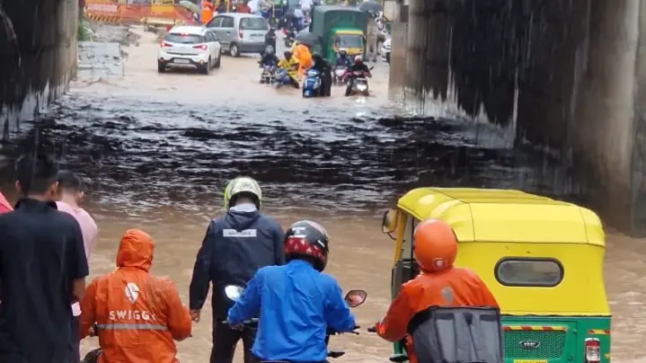 Bengaluru Rains: Biker's Harrowing Experience in Flooded Panathur Underpass Goes Viral | WATCH Bengaluru Rains