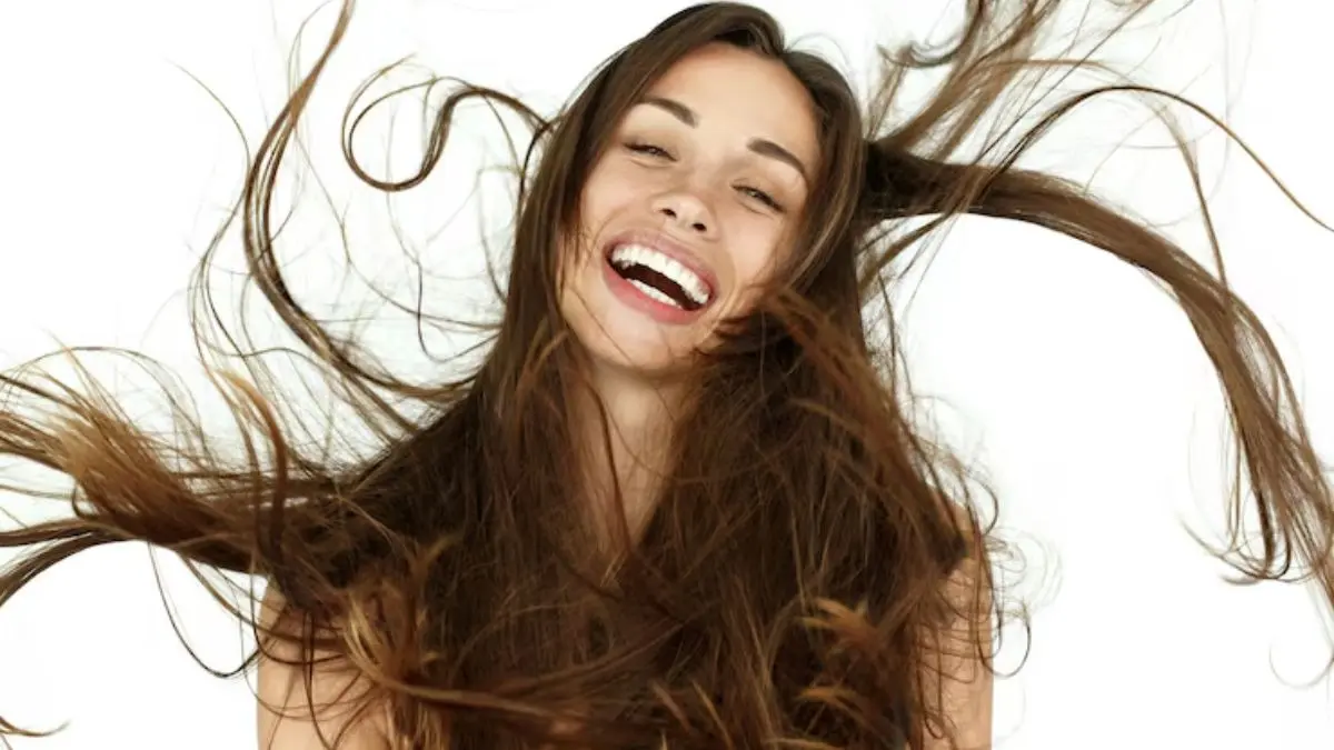Winter Hair Care Tips: ठंड में हेयर वॉश से बचना चाहती हैं? अपनाएं ये 7 स्मार्ट तरीके और पाएं बिल्कुल फ्रेश बाल Hair Care Tips