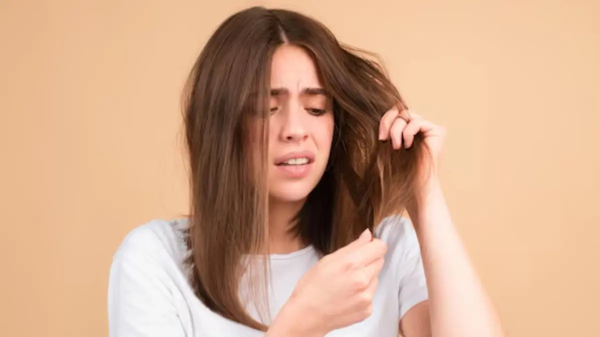 Hair Problem: मानसून में चिपचिपे बालों से आप भी परेशान? इन टिप्स को फॉलो कर दूर करें समस्या Hair Problem