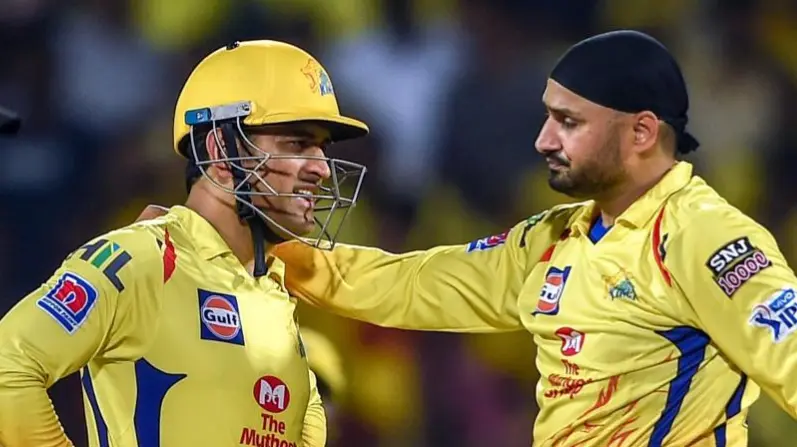 ms dhoni fumed at michael hussey during ipl match after getting out on rashid khan