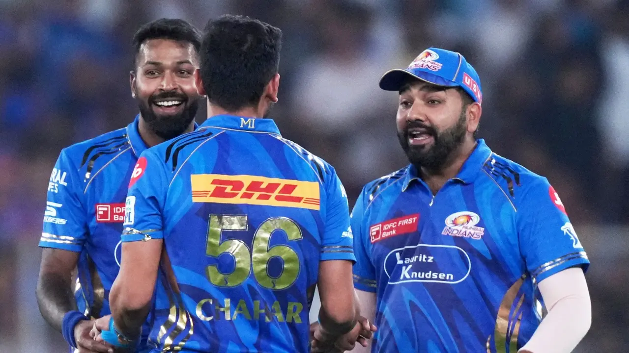 Hardik Pandya celebrates with teammates