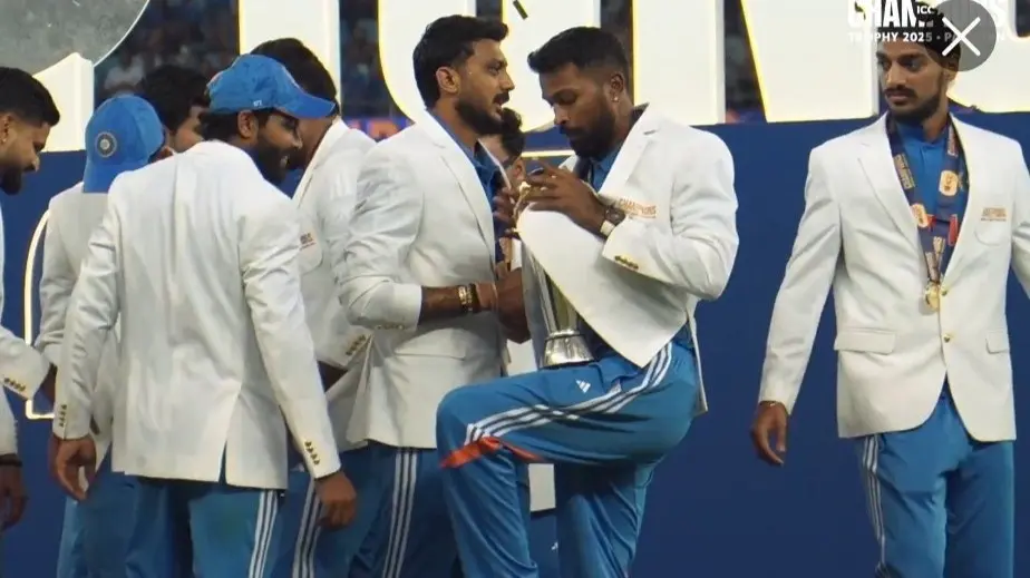 hardik pandya cleaning champions trophy with white jacket wins heart after india beat new zealand