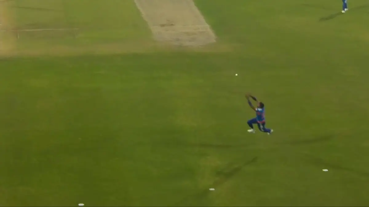 Hardik Pandya takes stunning catch to dismiss Devon Conway