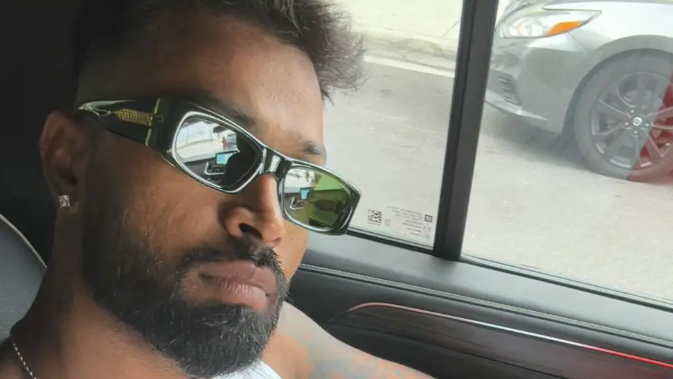 Hardik Pandya kiss t20 world cup trophy