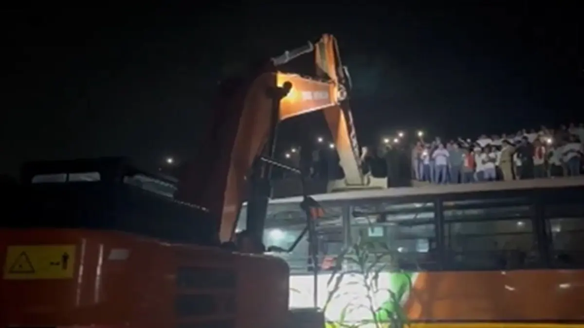 Hardoi-Lucknow Bus Plunges Into Ditch In Kakori After Crashing Into Water Tanker: 5 Killed, 10 Injured