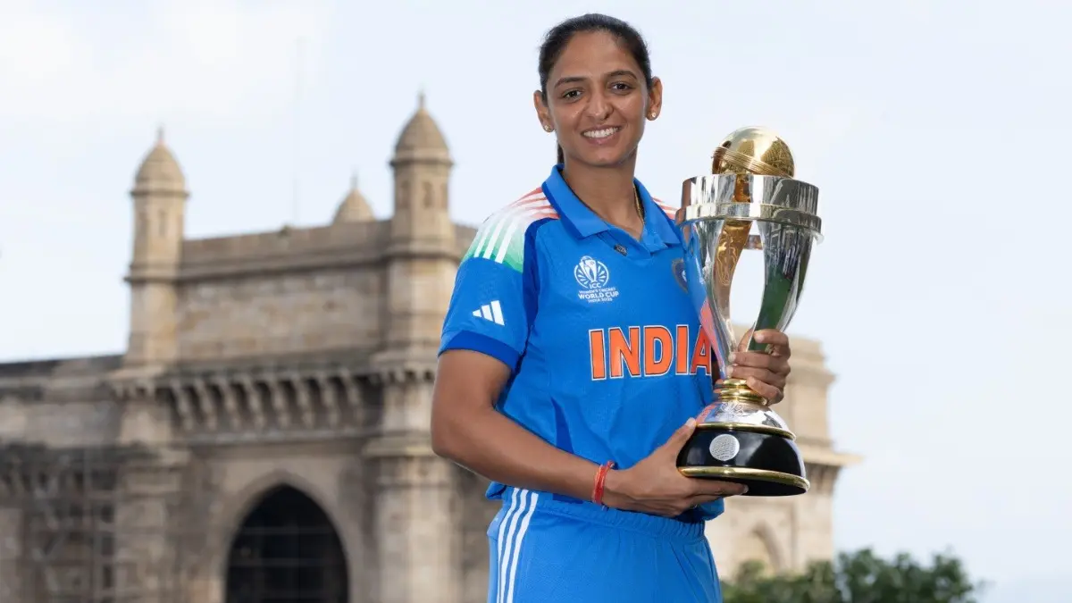 Harmanpreet Kaur poses with Women's World Cup trophy at Gateway of India