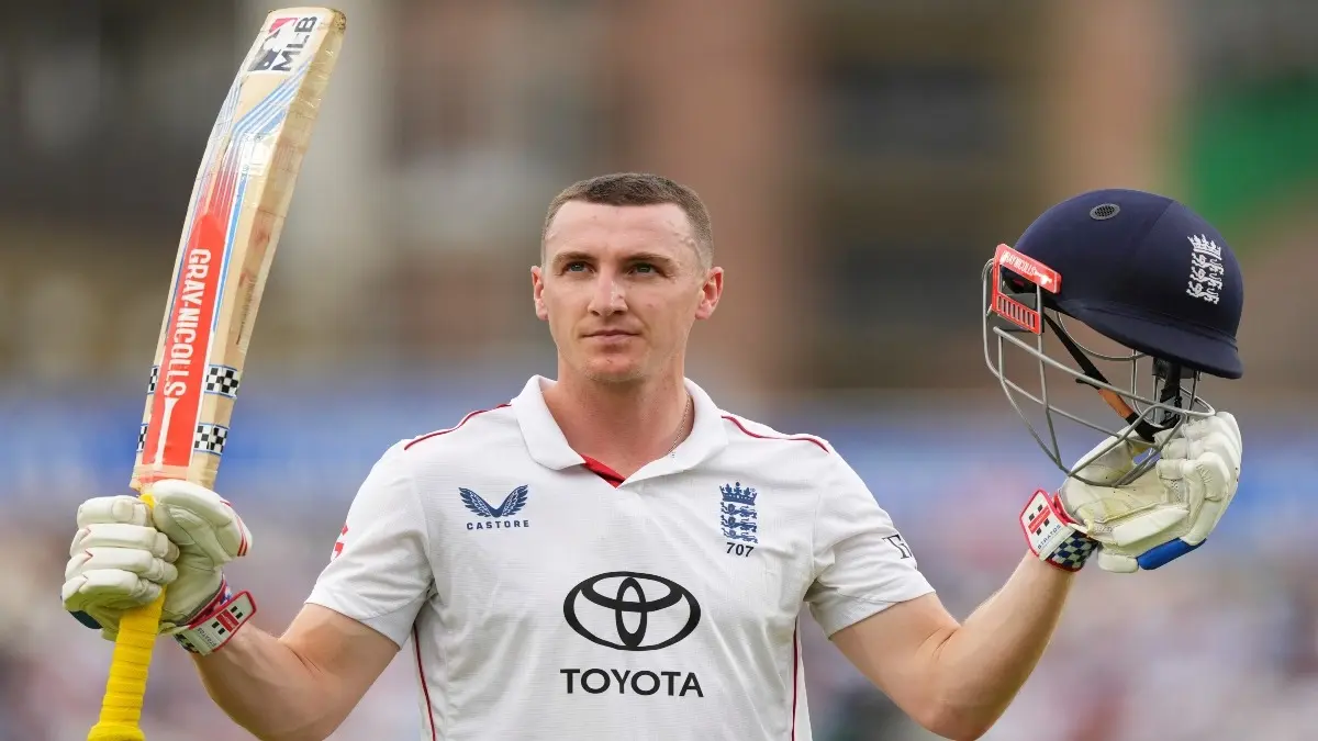 Harry Brook acknowledges the Oval crowd