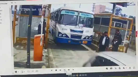 Haryana Roadways bus ran over a toll worker at Ghamdoj toll in Gurugram