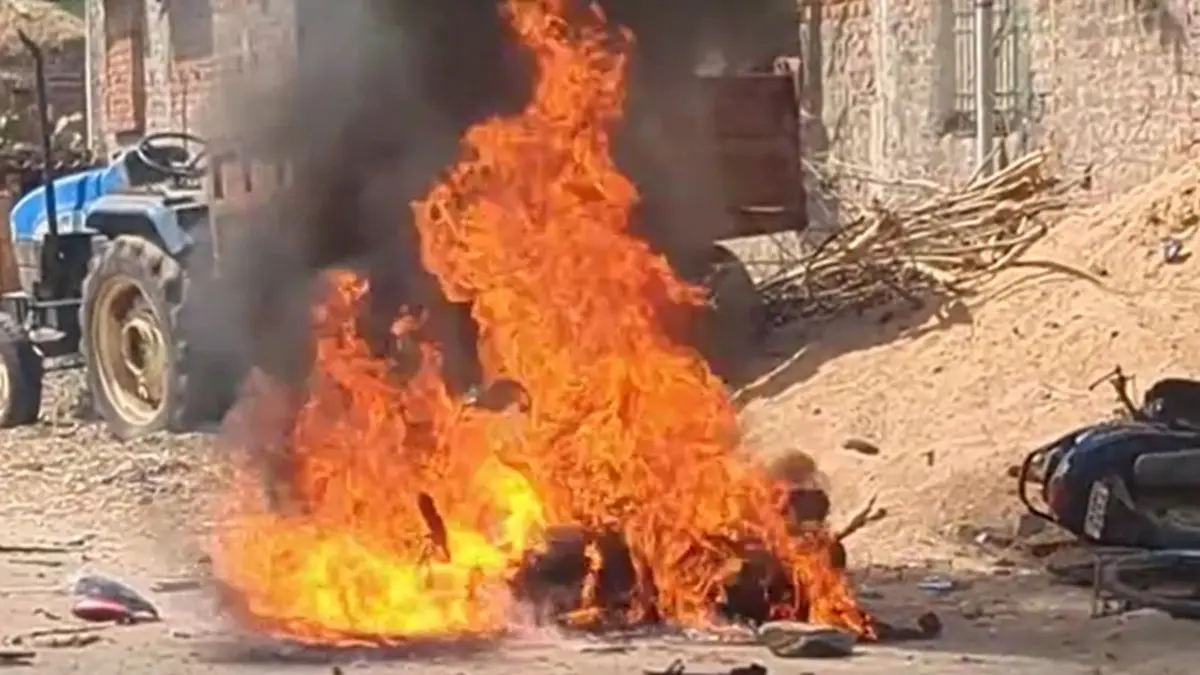 Hazaribagh Shivratri Clashes: Violence Erupts Over Sound System Dispute, Vehicles Torched