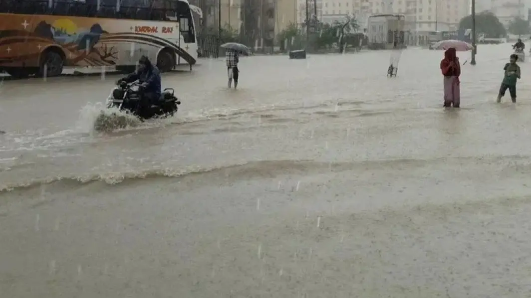 Heavy Rain In Ahmedabad, Vadodara, Surat; Red Alert For Citizens | Video