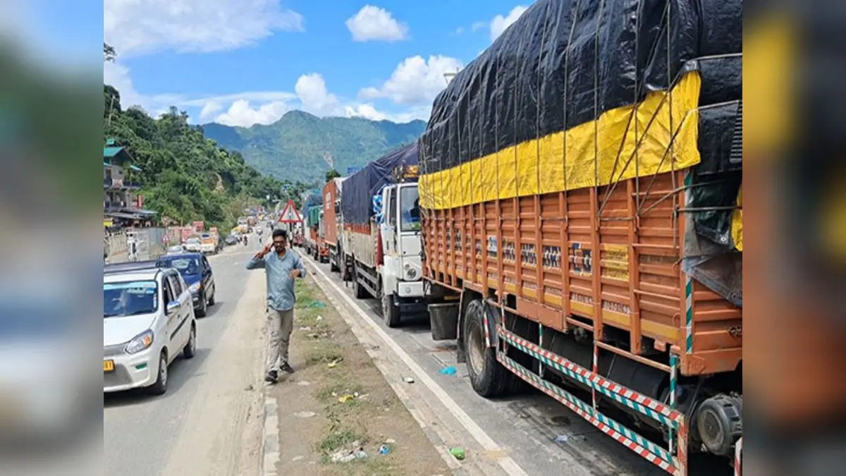 Heavy Rains Close Chandigarh-Manali National Highway, Trapping Hundreds of Cargo Trucks Heavy Rains Close Chandigarh-Manali National Highway, Trapping Hundreds of Cargo Trucks