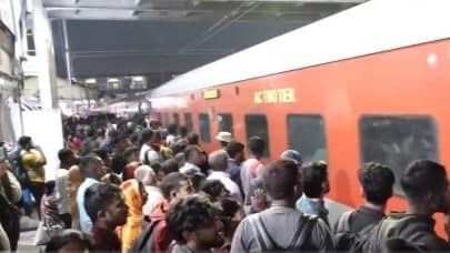 Heavy Rush at Patna Junction as Devotees Head to Prayagraj