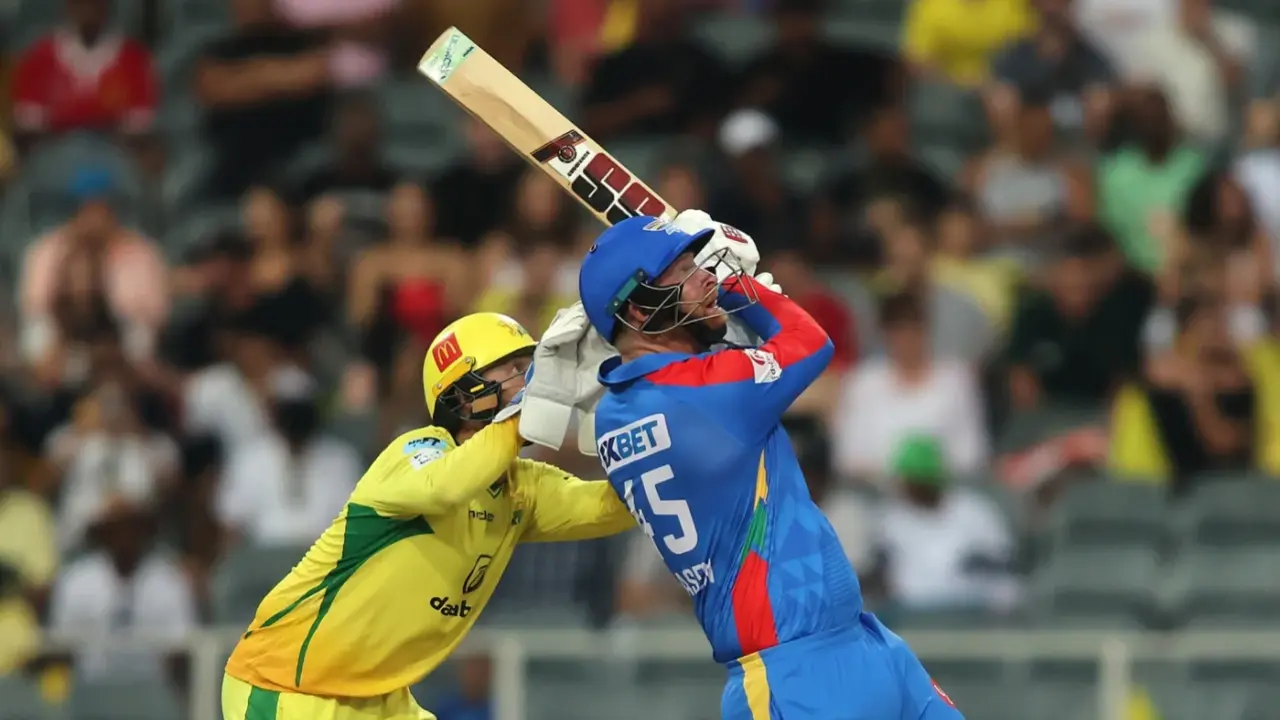 Heinrich Klaasen plays a shot