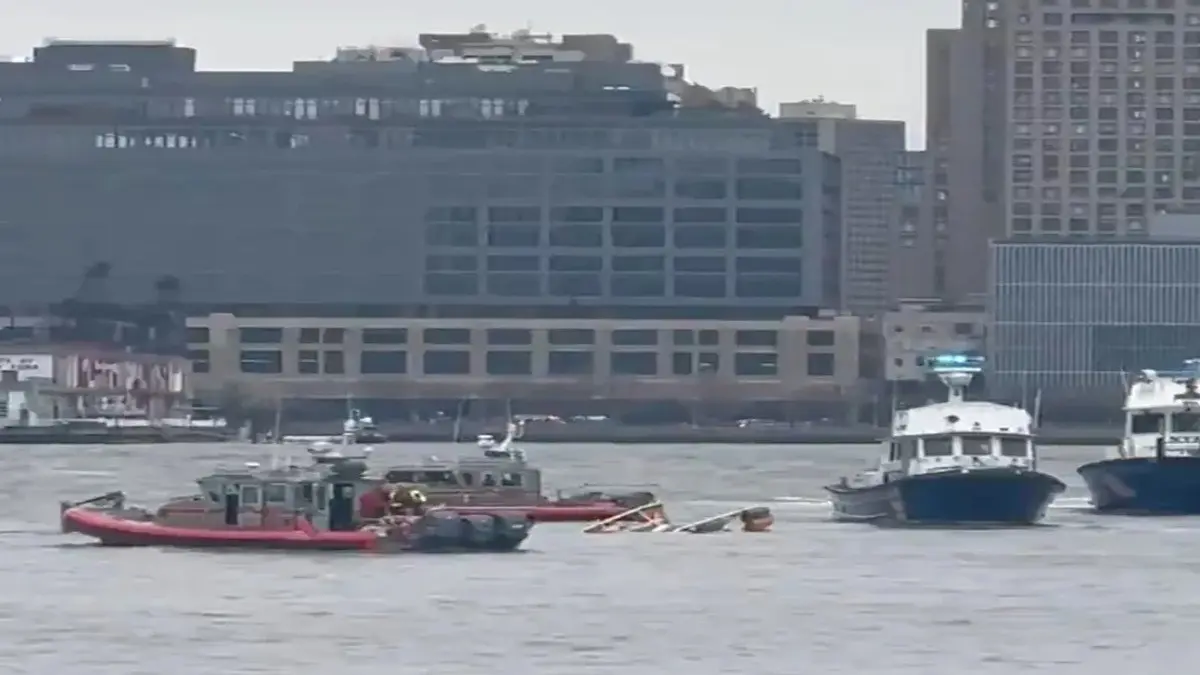 Helicopter With Child Onboard Crashes Into Hudson River Near Manhattan, 6 Dead Helicopter Crashes Into Hudson River Near Manhattan With Child Inside, 6 Dead
