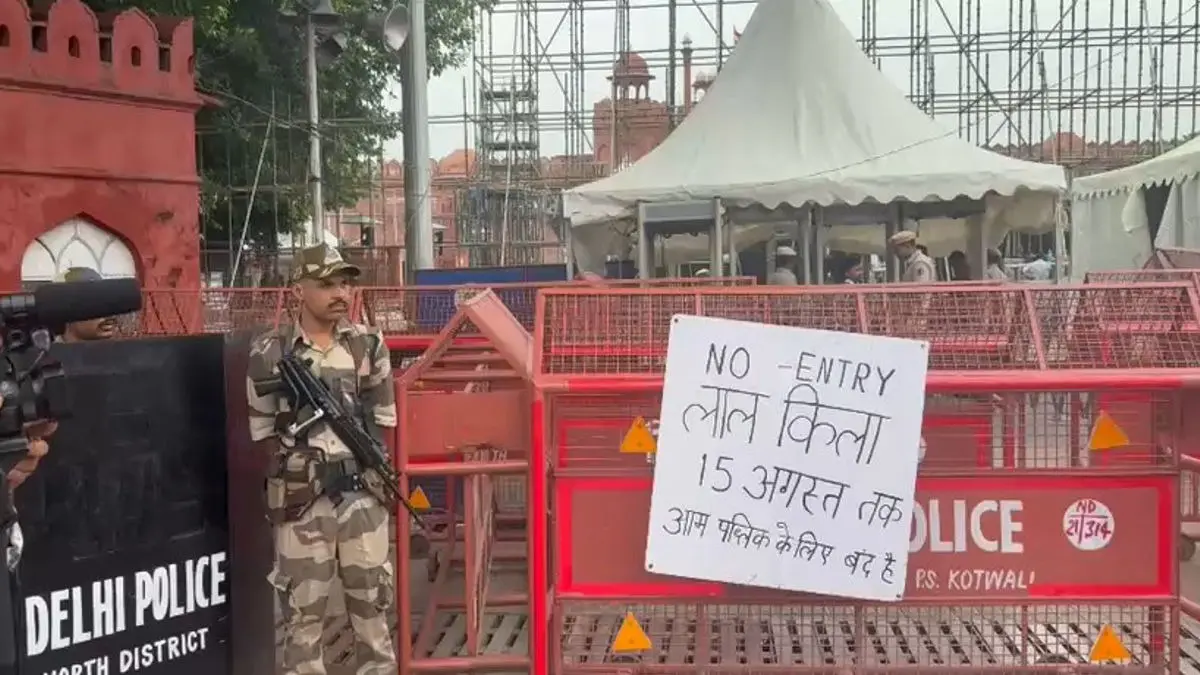 High Alert at Red Fort: Major Security Breach Foiled, 5 Illegal Bangladeshi Nationals Arrested Ahead of Independence Day. All You Need To Know High Alert at Red Fort: Major Security Breach Foiled, 5 Illegal Bangladeshi Nationals Arrested Ahead of Independence Day
