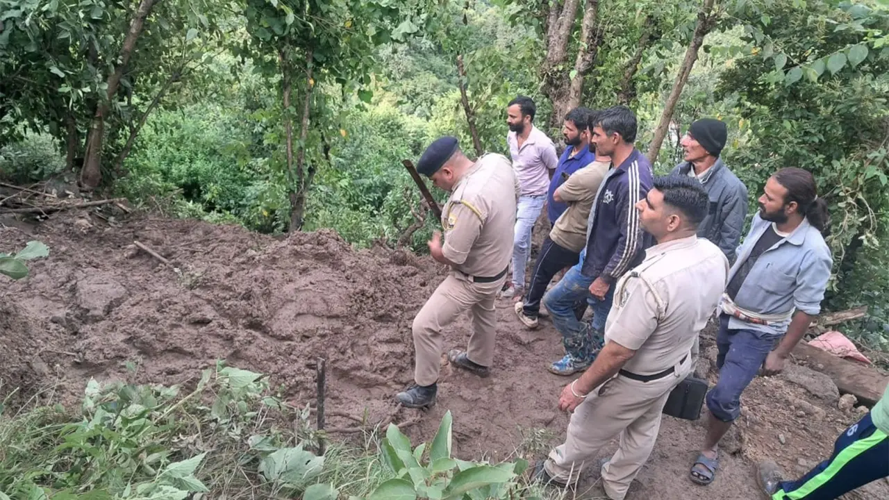 BIG BREAKING: हिमाचल के मंडी में भारी बारिश के बाद लैंड स्लाइड, 3 लोगों की मौत; बस स्टैंड पर भारी तबाही Himachal Pradesh mandi landslide three killed