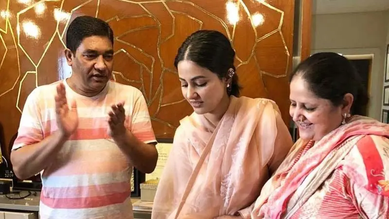 Hina Khan with Parents
