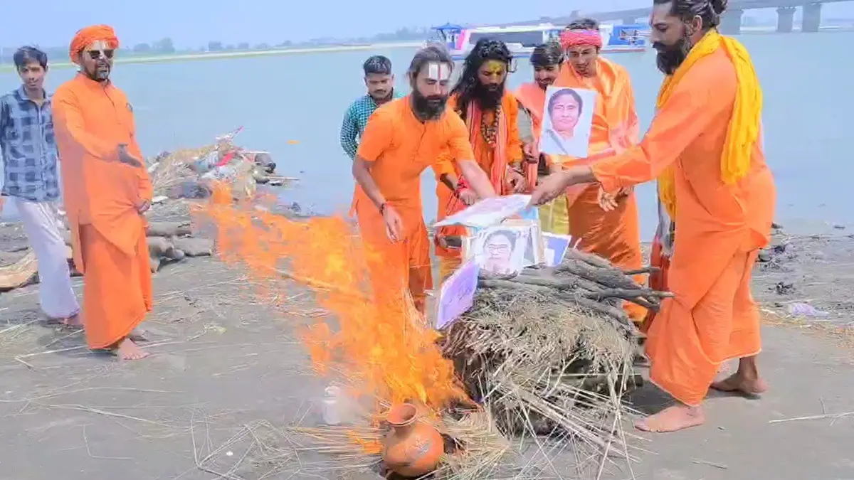 Hindu-saints-protest-against-mamata-banerjee-murshidabad-riots