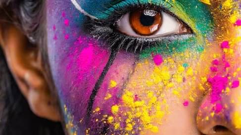 holi colours in eyes