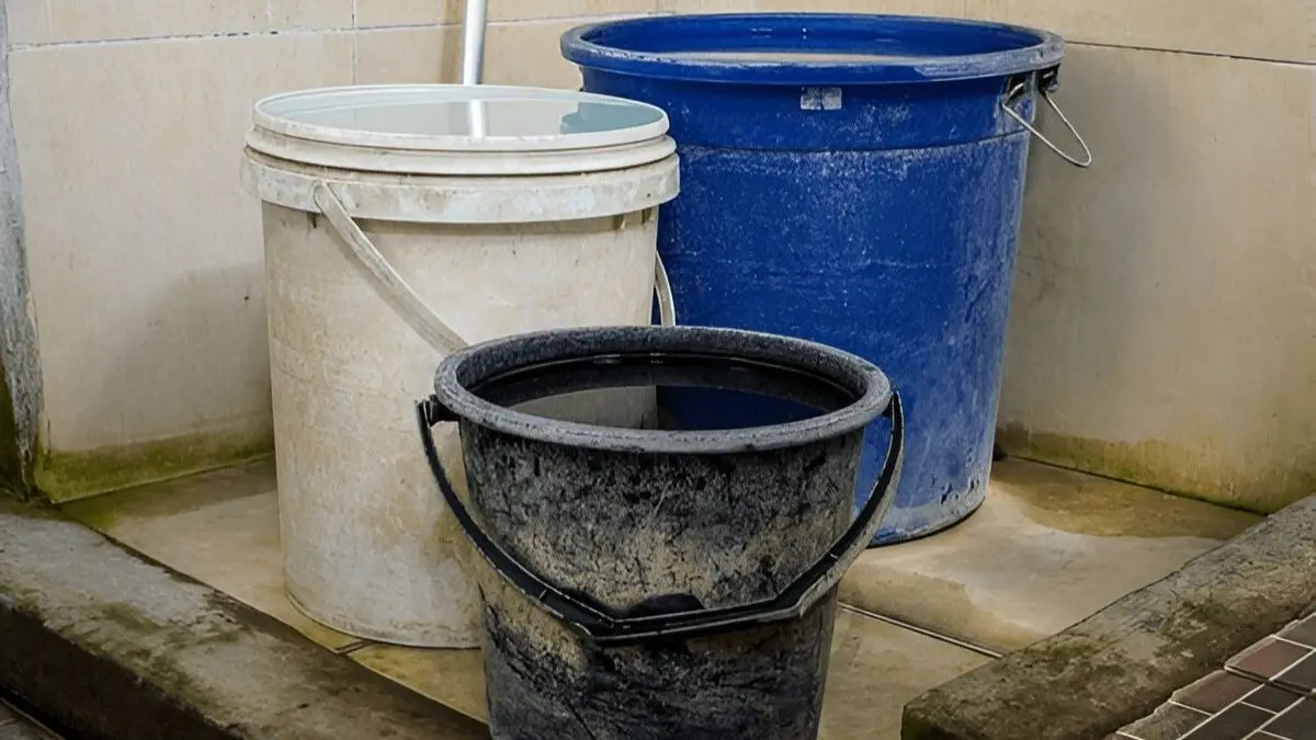 how to clean soap stains from bathroom dirty bucket using baking soda and vinegar at home gandi balti ko kaise saaf karen