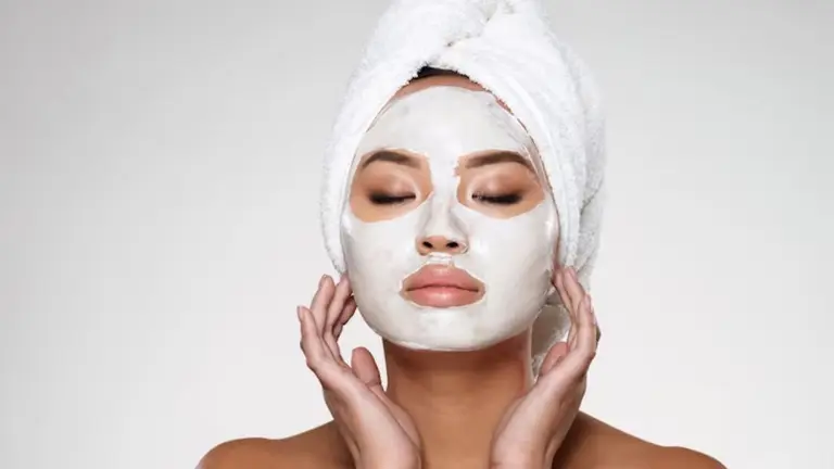 Facial Glow: चेहरे पर चाहिए इंस्टेंट ग्लो तो घर पर केवल 10 रुपये में करें फेशियल, त्वचा दिखेगी खूबसूरत how to do facial at home for instant natural glow on face