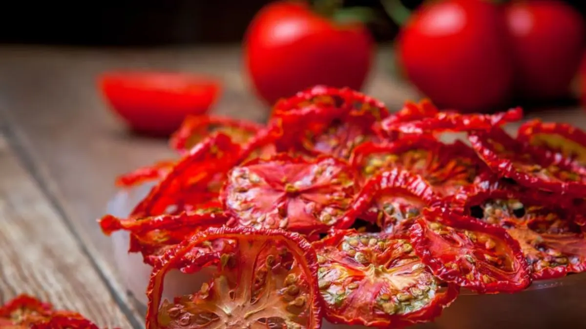 Dried Tomatoes: घर पर बनाएं महीनों चलने वाले सूखे टमाटर, महंगाई में बच जाएंगे पैसे, जानिए आसान रेसिपी How To Make Dried Tomatoes At Home