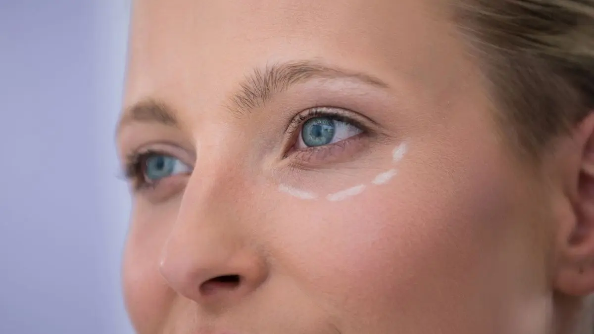 how to reduce under eye wrinkles using aloe vera gel and vitamin e capsule on skin