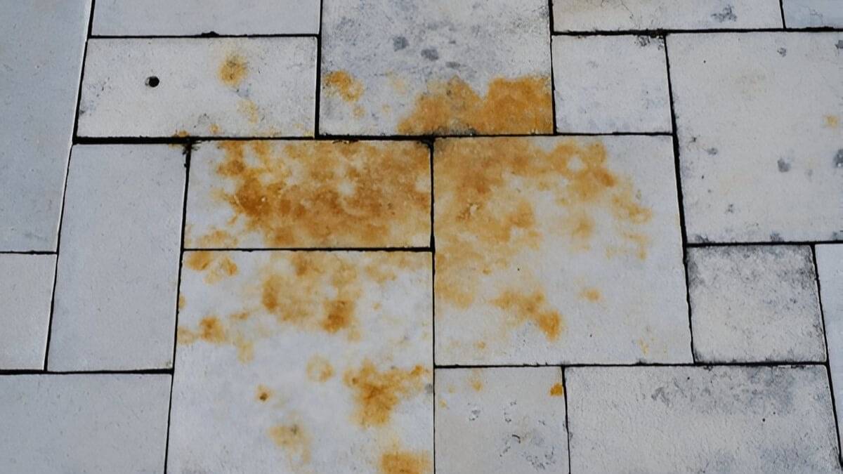 how to remove rust from floor tiles
