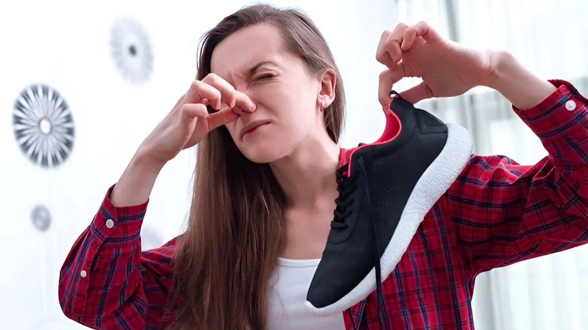 how to remove smell from shoes in monsoon rainy season joote saaf karne ke upay