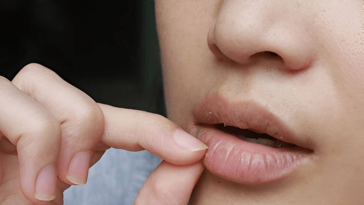 how to take care of lips at home using gulab jal and raw milk remedy
