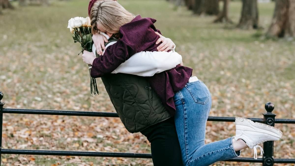 Valentine's Day 2025: Hug Day Quotes To Share With Your Partner On 12 February