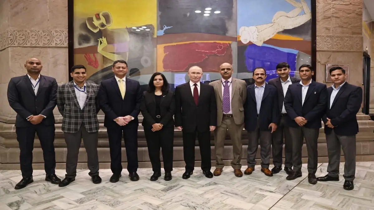 'Humility Beyond Protocol': Putin Obliges Delhi Hotel Staff for Photo | WATCH