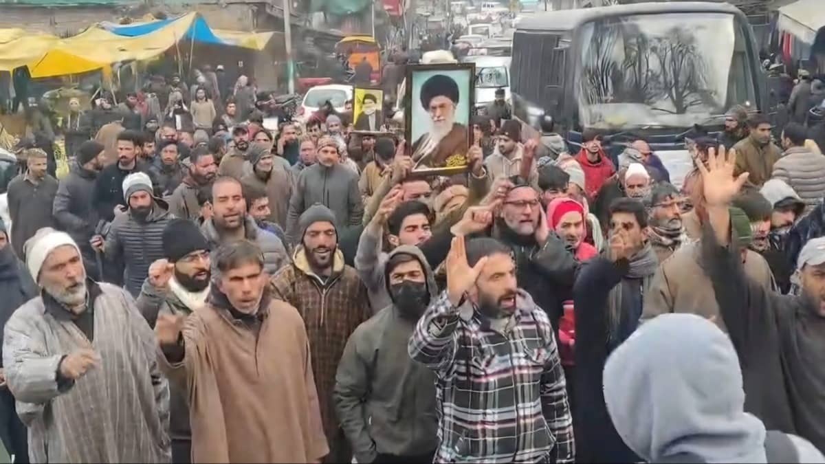 Hundreds March In Kashmir With Portraits Of Khamenei To Show Solidarity With Iran