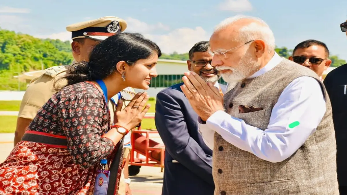 Meet IAS Officer Vishakha Yadav, Who Greeted PM Narendra Modi in Arunachal Pradesh IAS Vishakha Yadav greeting PM Narendra Modi during Arunachal Pradesh visit