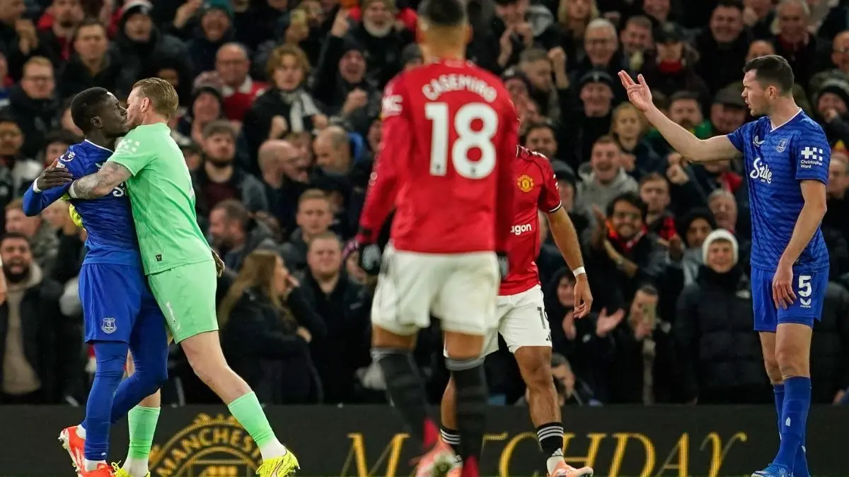 'I Quite Like It When My Players Fight': Everton Boss Comments On Bizarre Gueye-Keane Incident In Their Win Against Manchester United Idrissa Gueye is held back by teammate Jordan Pickford as he argues with Michael Keane
