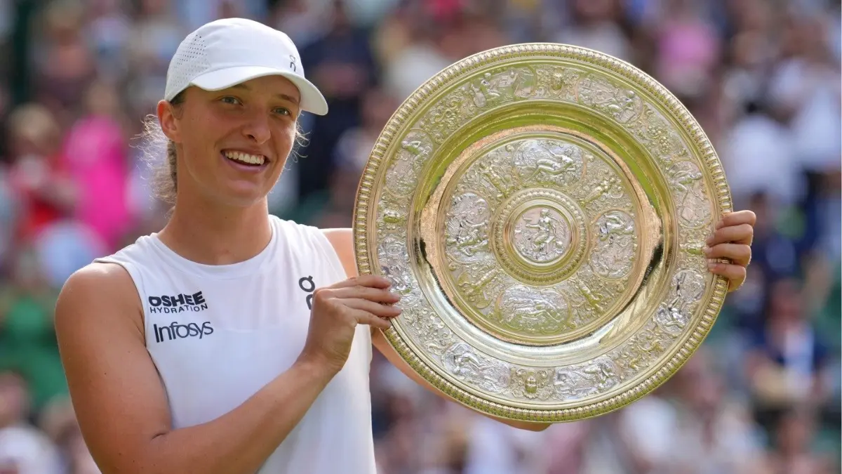 Iga Swiatek celebrates after beating Amanda Anisimova to win the women's singles final at the Wimbledon 2025 | Image: AP