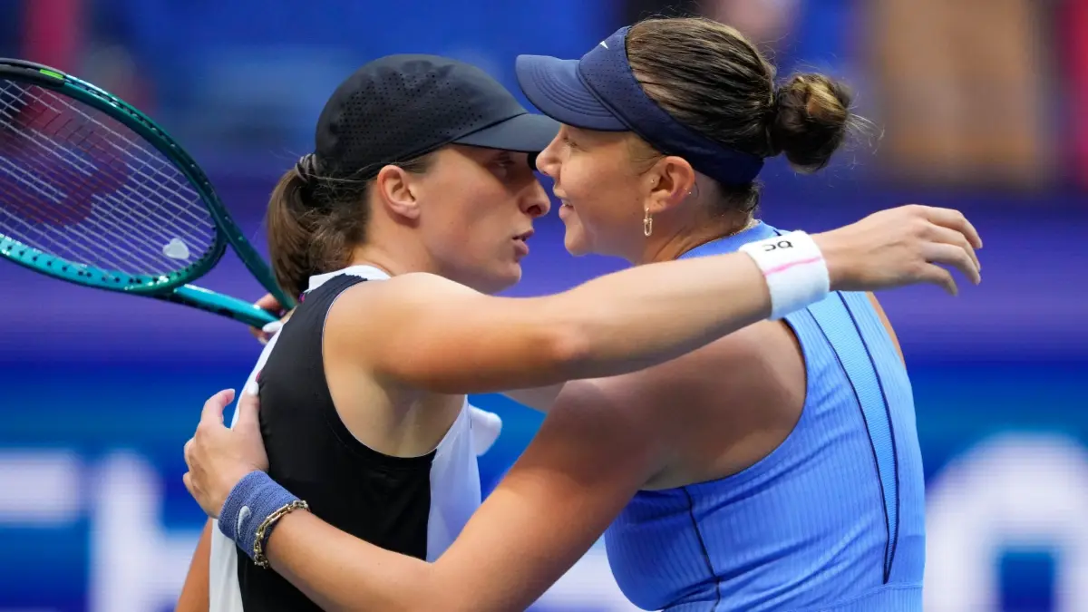 Iga Swiatek hugs Amanda Anisimova after US Open Quarter Final
