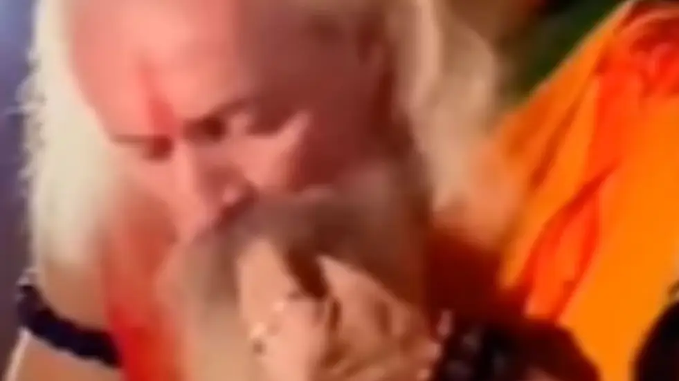  IITian बाबा, कांटे वाले बाबा, सबसे सुंदर साध्वी के बाद अब 'मस्कुलर बाबा' इंटरनेट सेंसेशन बने हुए हैं। 