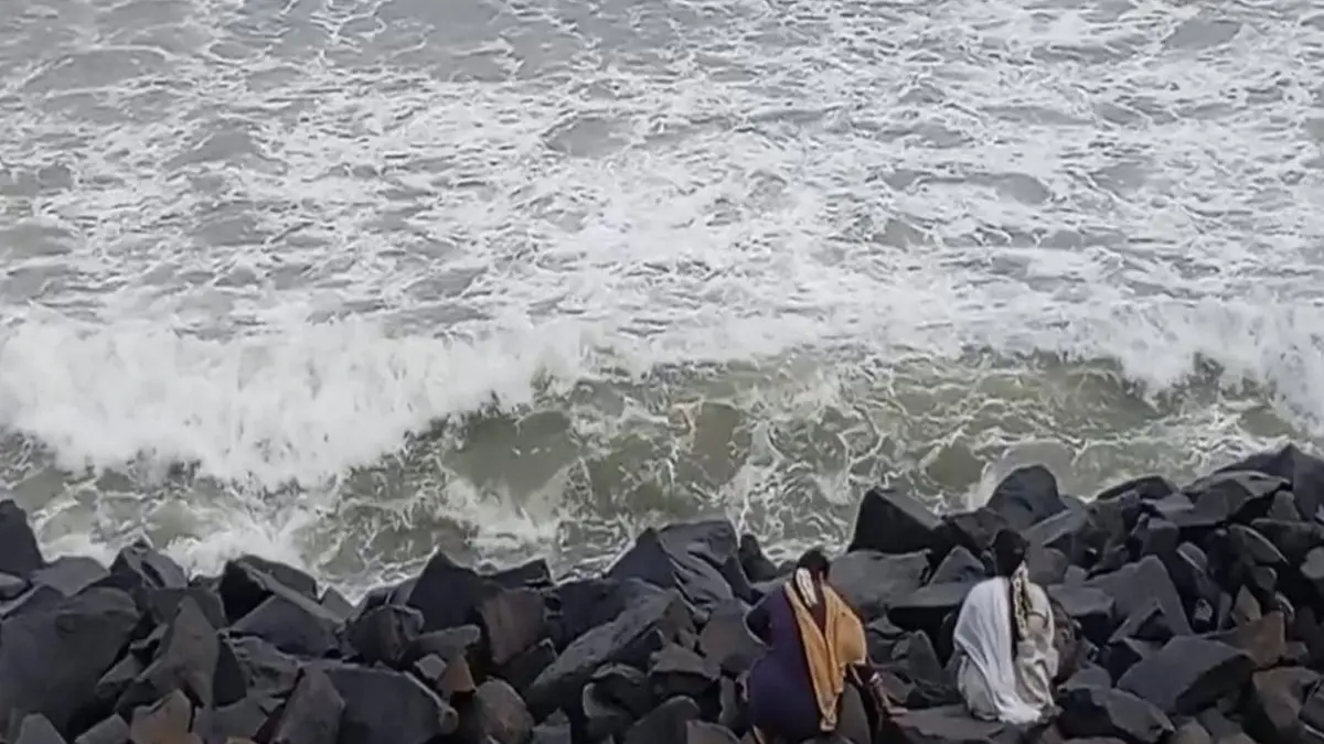 IMD Issues Red Warning in Parts of TN, Puducherry as Cyclone Ditwah Approaches