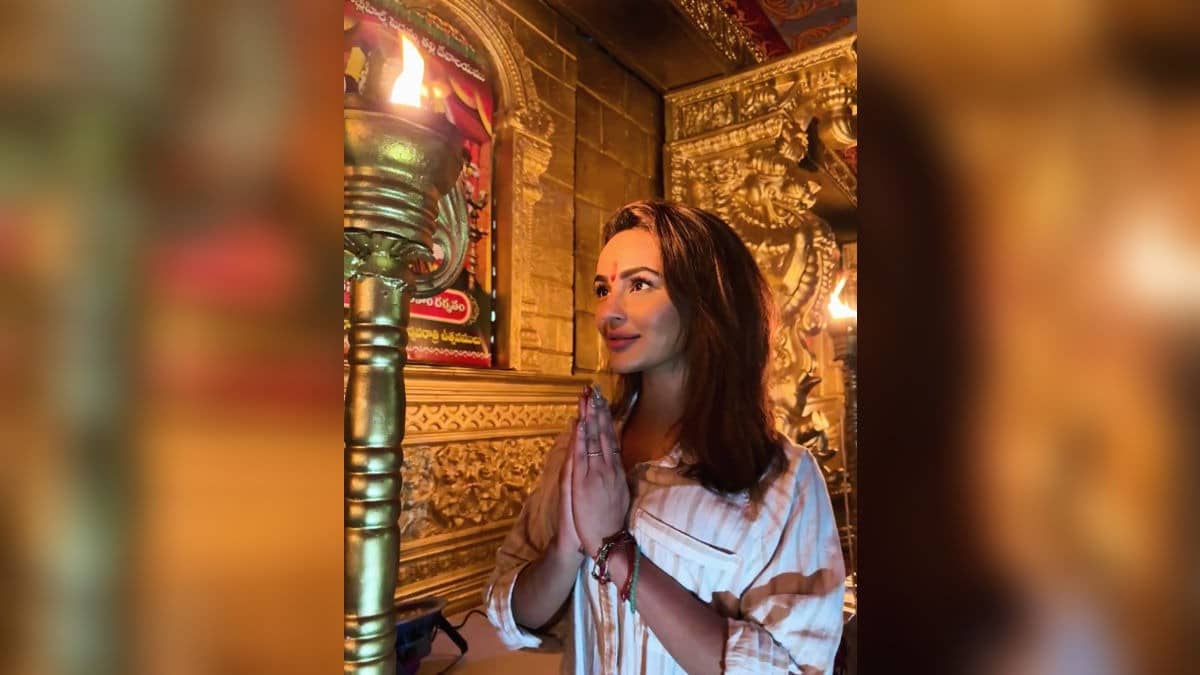 'Immense Gratitude And Peace In The Lap Of Divine Mother': Actress Seerat Kapoor As She Seeks Blessings At Sri Peddamma Thalli Temple thumbnail