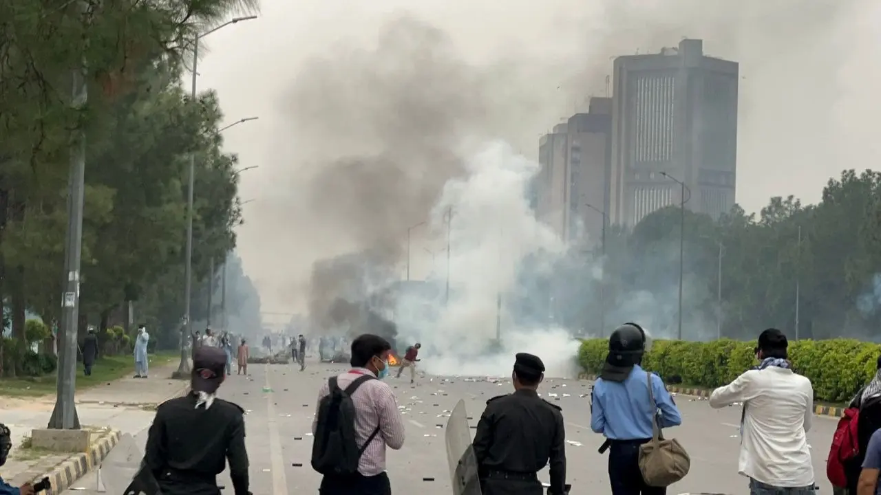 पाकिस्तान में इमरान खान के समर्थकों ने घेरी संसद, इस्लामाबाद, लाहौर में सेना तैनात; भारी बवाल Imran Khan Supporters Clash With Police