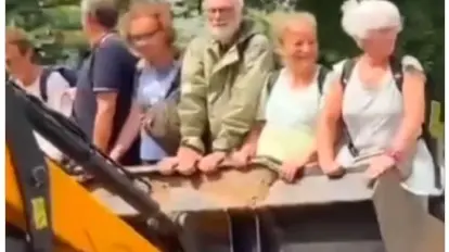 Viral Video: Foreigners Enjoy Bulldozer Ride in Flood-Hit Vadodara | WATCH In the footage, the bulldozer manoeuvres through a submerged road, with the tourists—dressed in summer attire and carrying backpacks