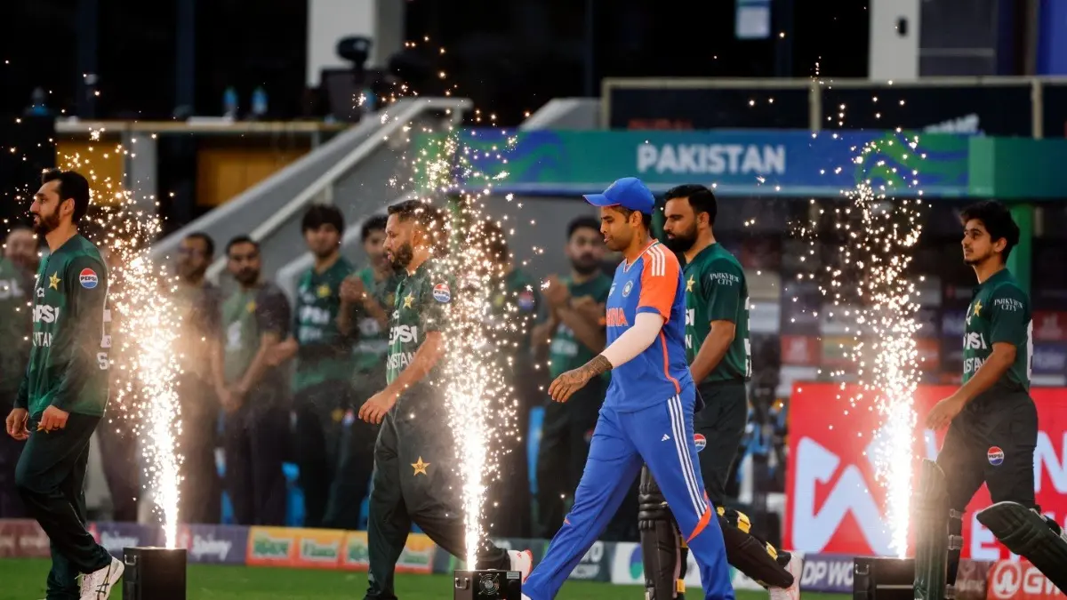 Suryakumar Yadav Delivers Witty Reply On Possible Handshake With Pakistani Counterpart in T20 World Cup 2026: '24 Ghanta Ruk Jaao' India and Pakistan players during Asia Cup 2025 final match in Dubai