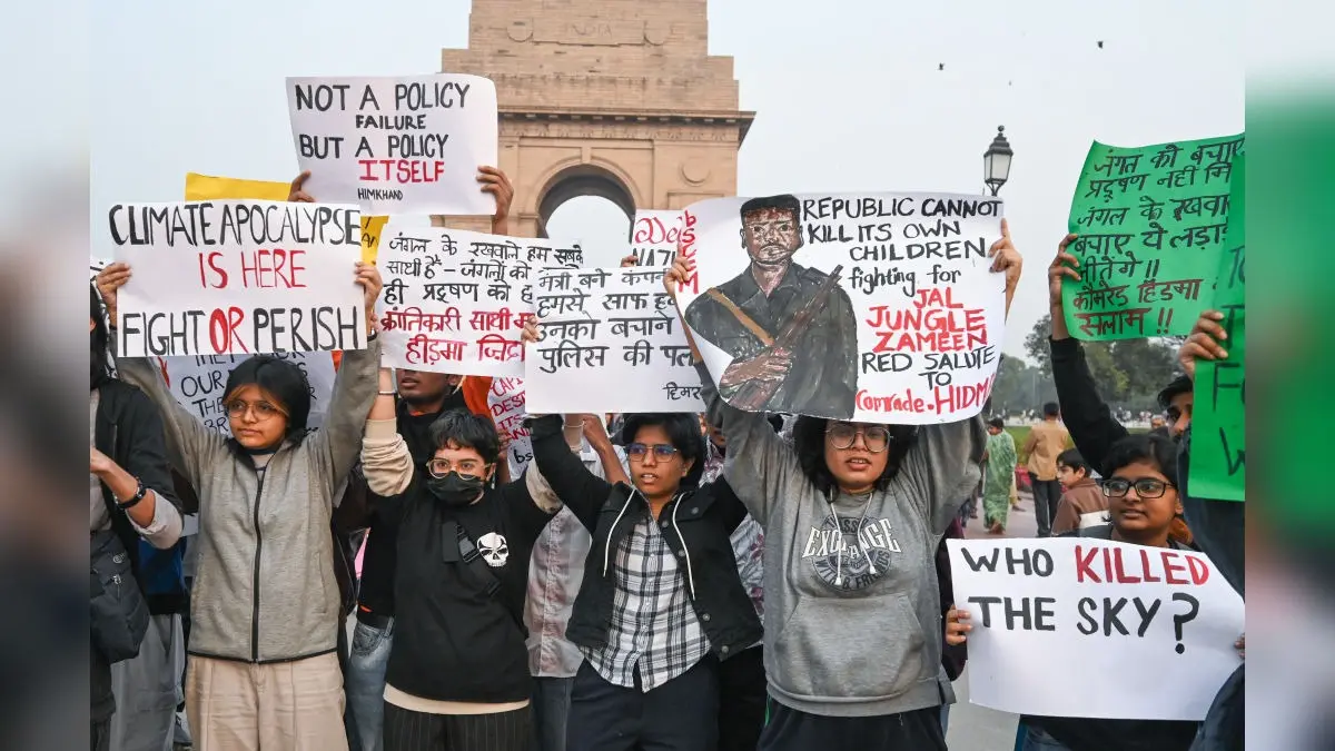 India Gate Air Pollution Protest Shocks Nation With Pro-Maoist Madvi Hidma Slogans, Posters; 22 Arrested For Using Pepper Spray On Police