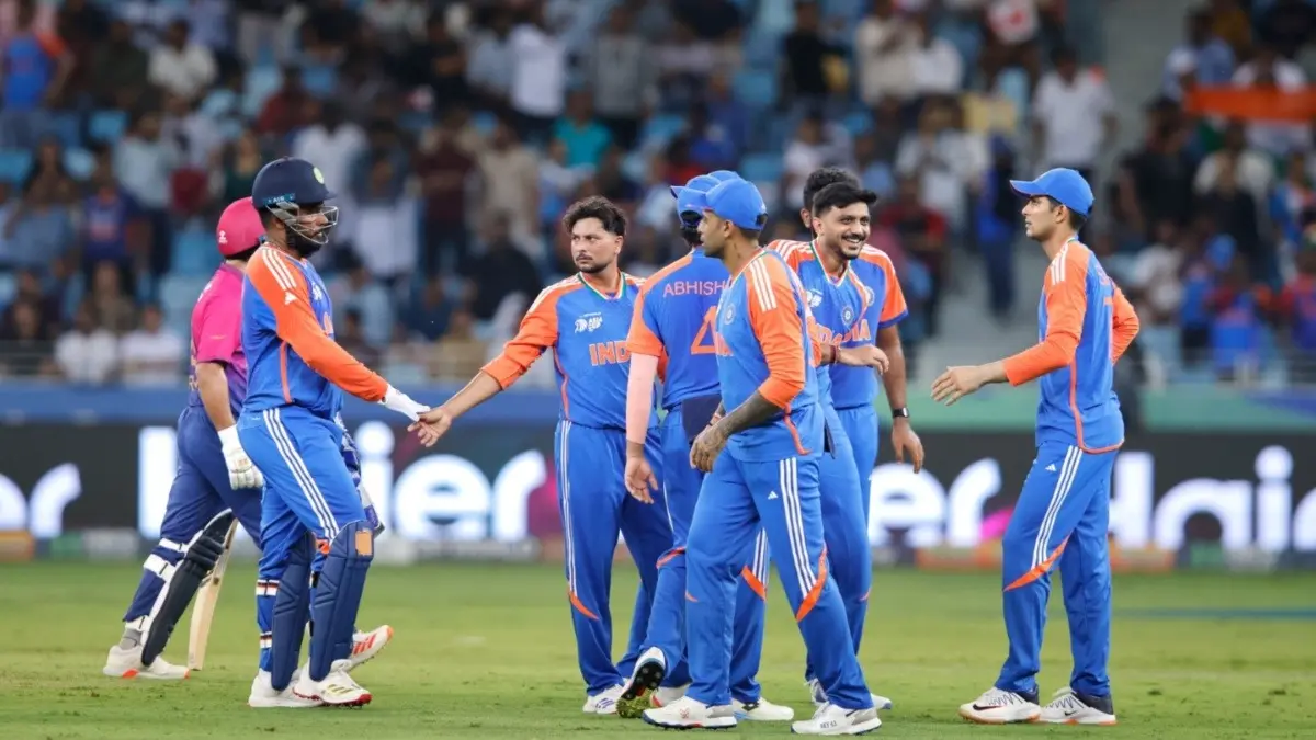 Asia Cup 2025: Kuldeep Yadav Garners Praise Following Four-Wicket Haul Against UAE, Netizens Call Him 'Best Spinner In World' India spinner Kuldeep Yadav along with his teammates during Asia Cup 2025 clash against UAE
