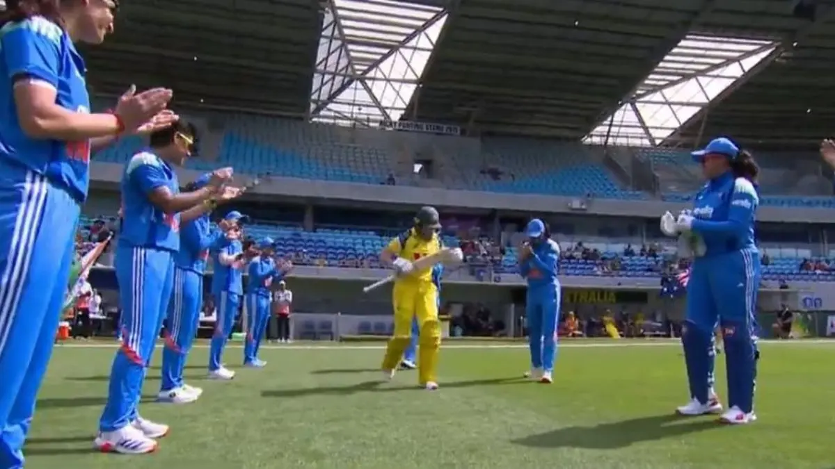WATCH| India-W Line Up For Guard Of Honor For Alyssa Healy As She Bids ODI Goodbye In Hobart India-W give guard of honor to Alyssa Healy