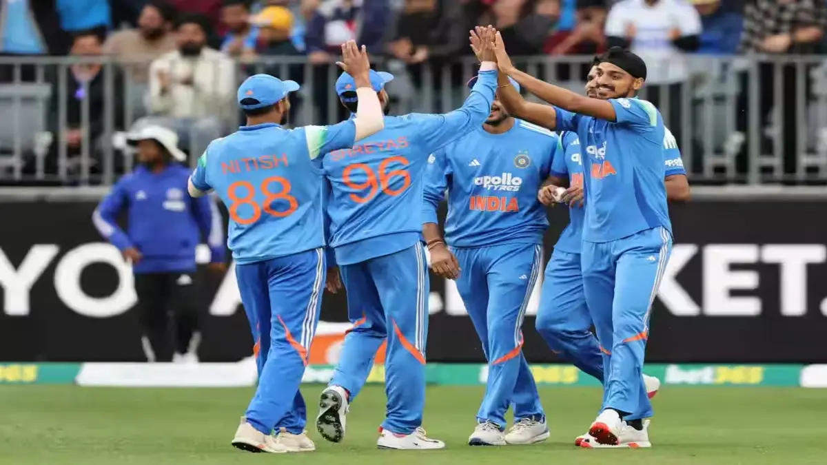Indian players celebrate Travis Head'w wicket