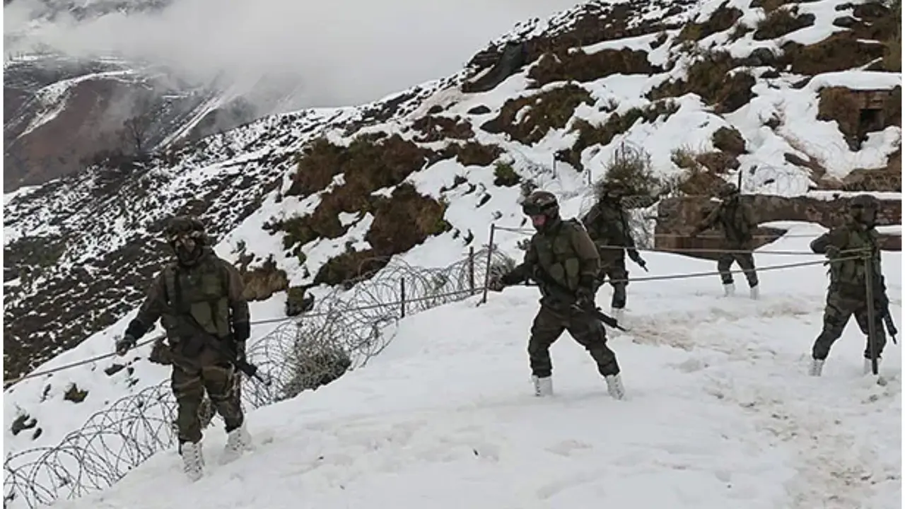 Two Indian Soldiers Missing After Kashmir Snowstorm; Search Operations Continue Amid Harsh Weather Indian Soldiers Missing After Kashmir Snowstorm